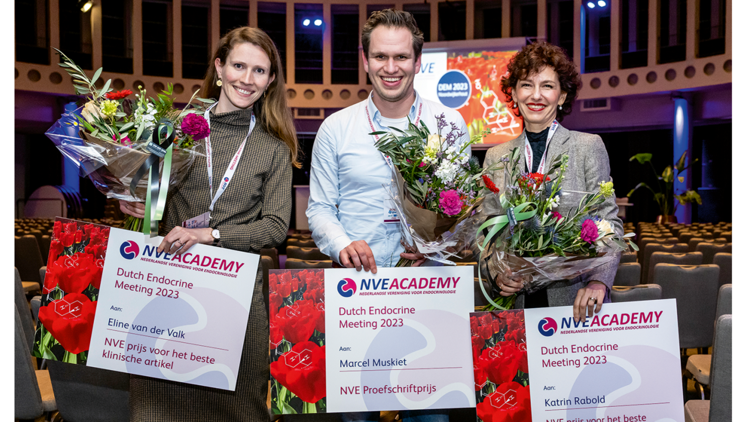 Foto (kleur) Marcel Muskiet, Eline van der Valk en Romana Netea-Maier met prijzen